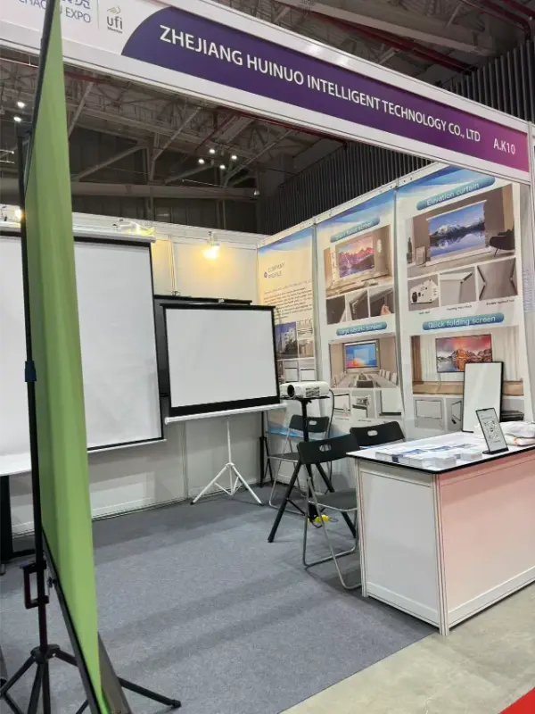 Tripod projection screen