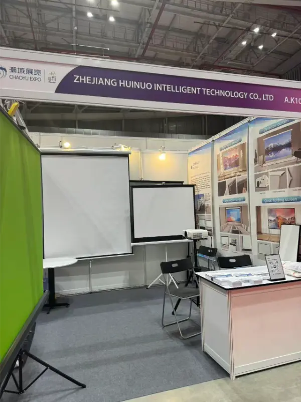 Tripod projection screen