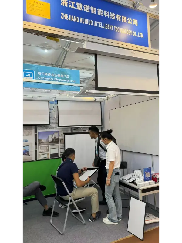 Tripod projection screen