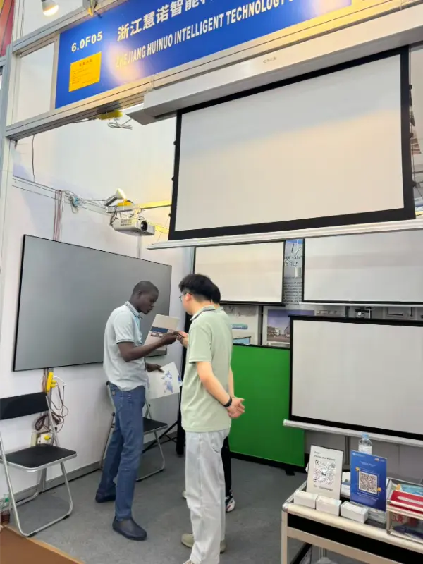 Tripod projection screen