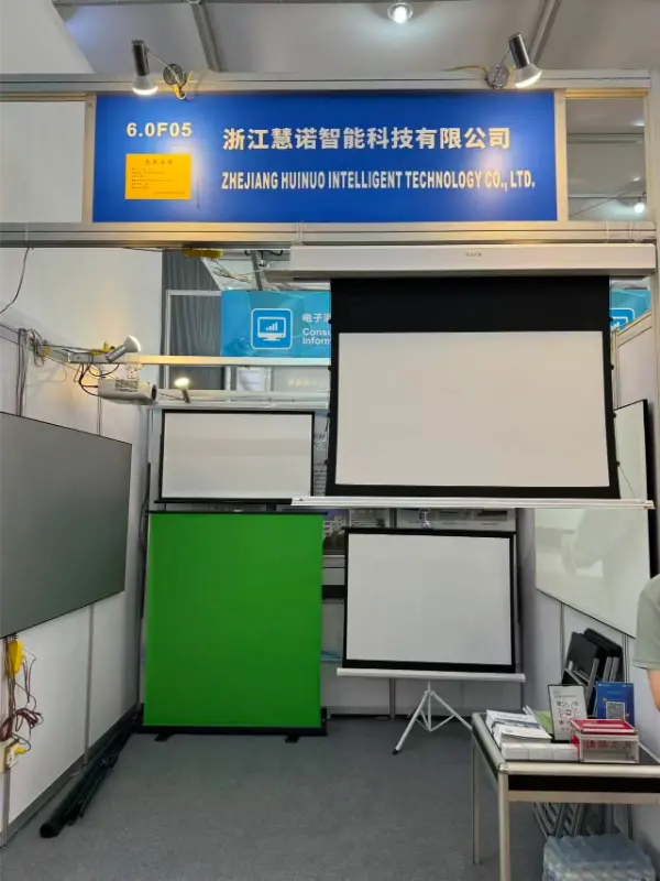 Tripod projection screen